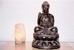 Buddha-Statue mit Salzlampe
